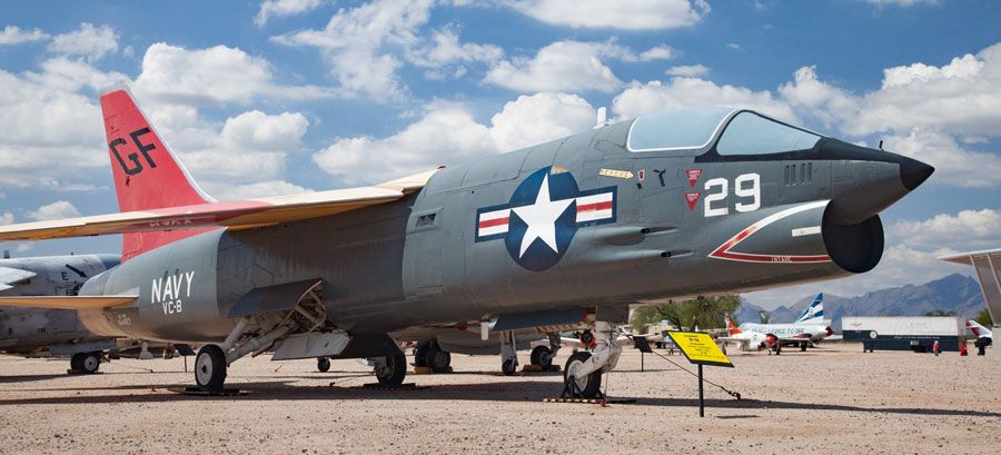 A picture of the Vought/LTV DF-8F Crusader